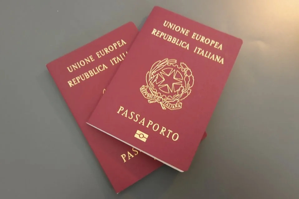 Carta d’identità (Personalausweis) e passaporto (Reisepass) Carta d’identità (Personalausweis) e passaporto (Reisepass)